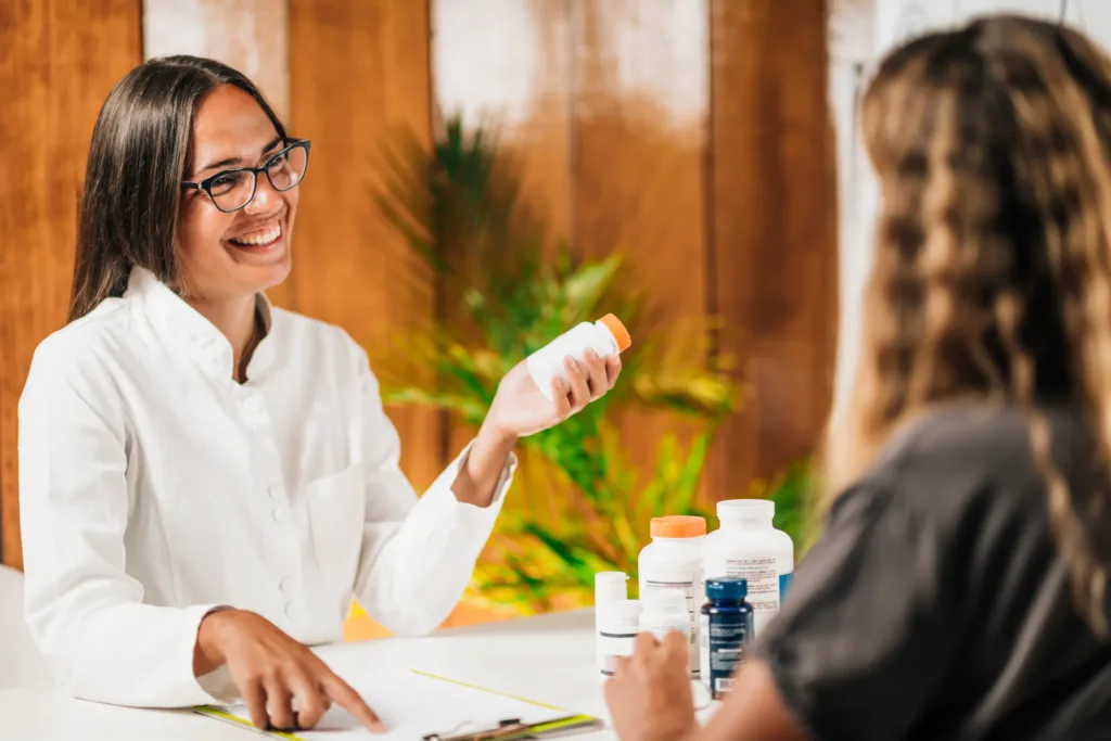 Consulta con médico homeópata, orientación personalizada sobre medicamentos y tratamientos para el bienestar.